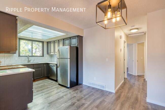 Building Photo - COZY 5 BEDS/ 2.5 BATHS DUPLEX IN THE COMMUNITY OF DEER RIDGE