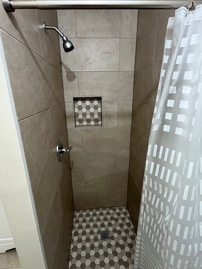 Hallway bath - 560 E 67th St