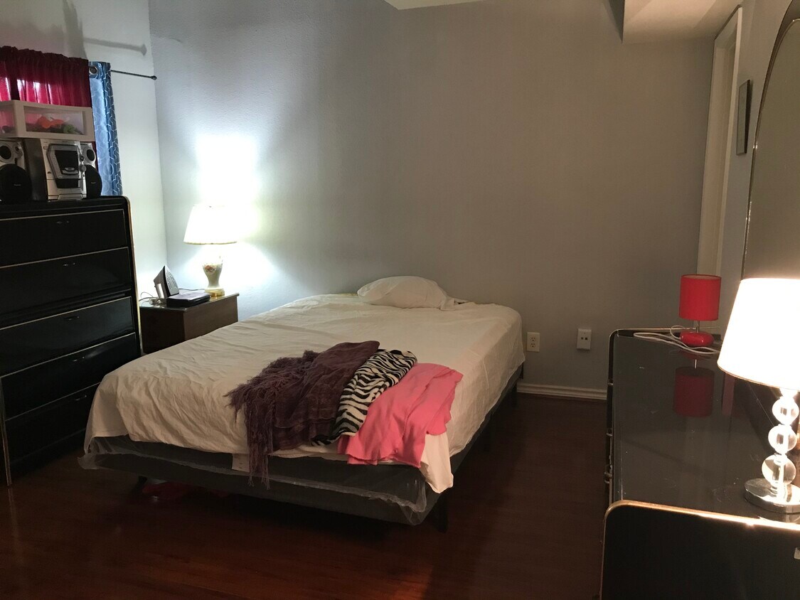 Habitación principal con ducha privada - 9809 Richmond Ave