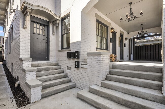Foto del edificio - Beautifully Updated Midtown Studio Apartment Walking Distance to Piedmont Park!