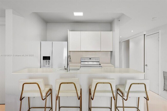 Building Photo - 4779 Collins Ave