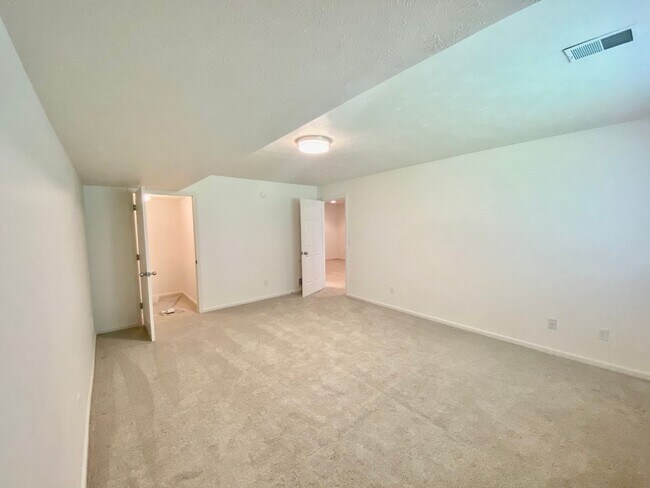 Foto del edificio - 3 Bedroom Condo off 28th Street. Great Loc...