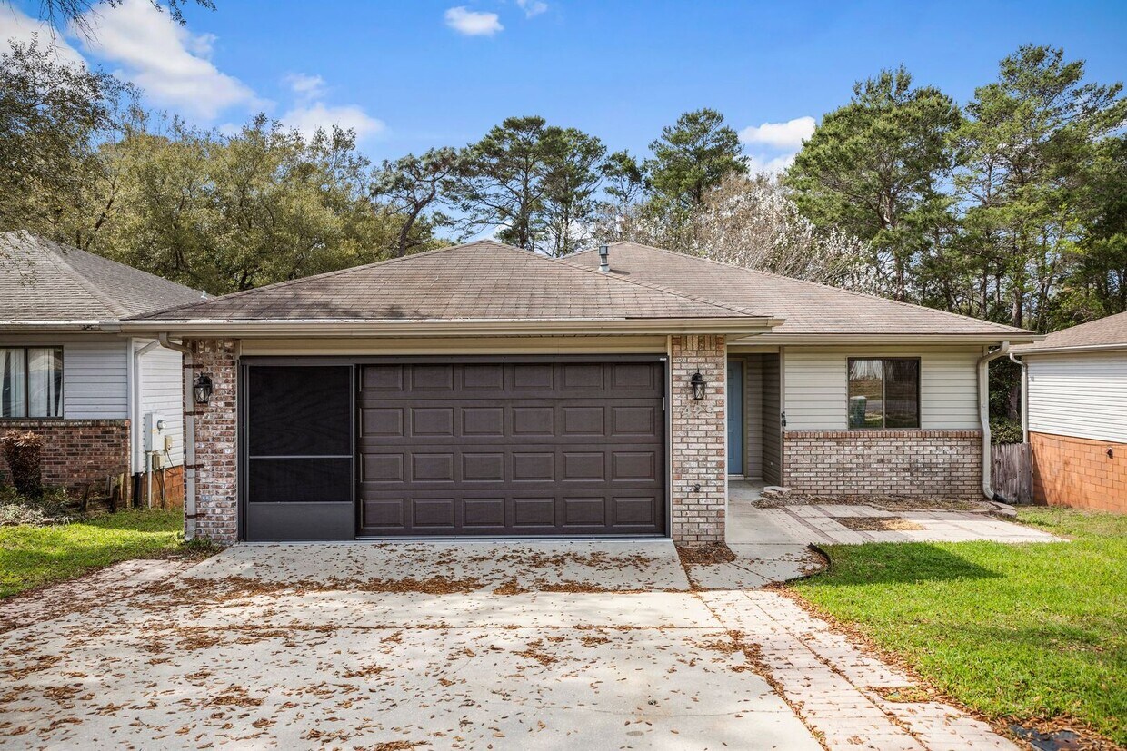 Primary Photo - Updated in home in convenient location!!