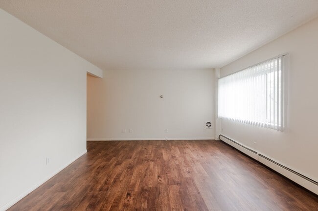 Interior Photo - 242 West Franklin Ave