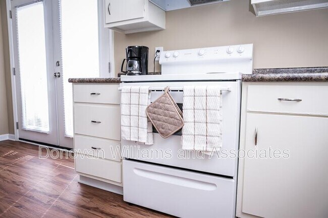 Building Photo - 4620 Central Ave