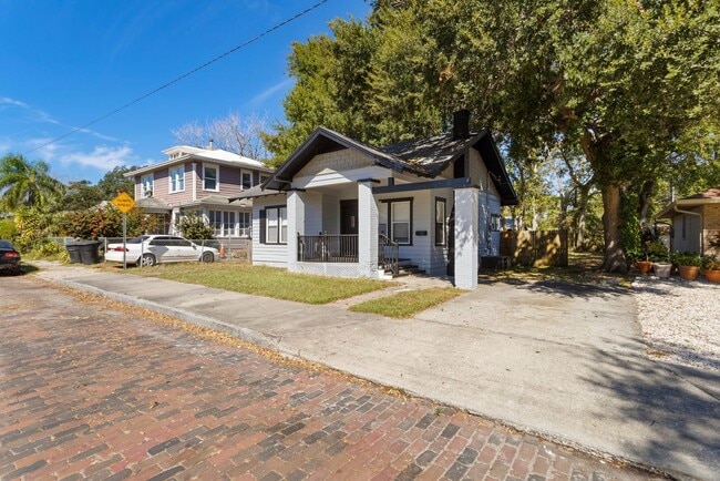 Building Photo - Cute 2bdrm/1bath Bungalo ** Section 8 OK ** Ready March 15