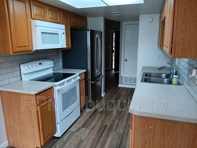 Foto del edificio - 11129 Newcomb Ave NE