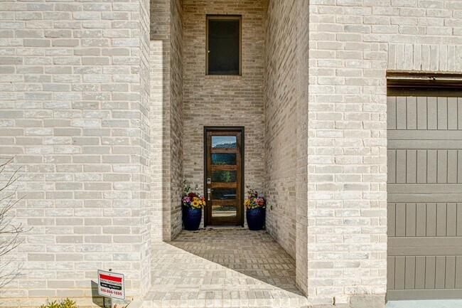 Foto del edificio - This stunning two-story home boasts a luxu...