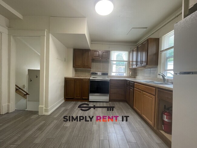 Building Photo - 2 and 3 Bedroom Duplex on Campus Available...