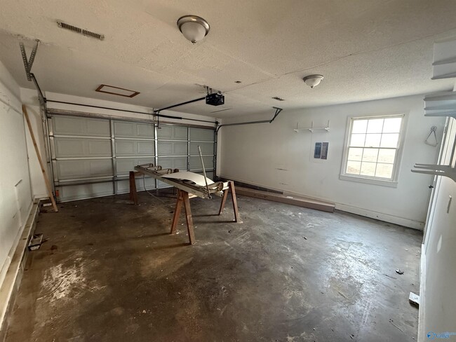 Building Photo - 143 Hollington Dr NE