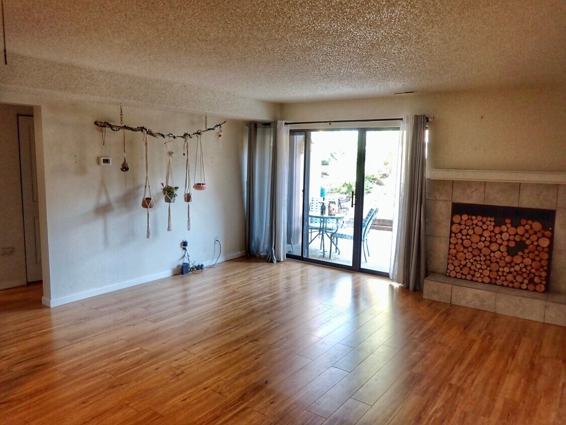 Foto principal - 128 W Rockrimmon Blvd
