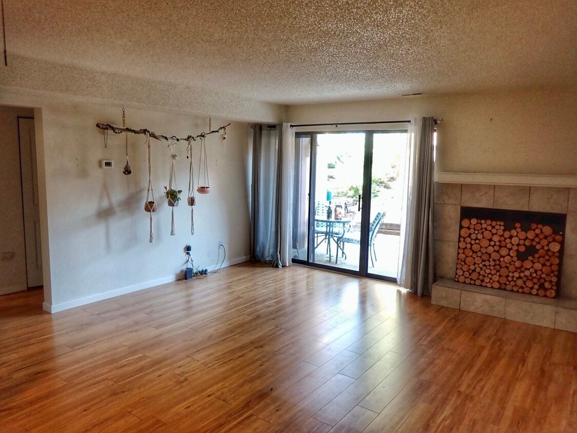 Primary Photo - 128 W Rockrimmon Blvd