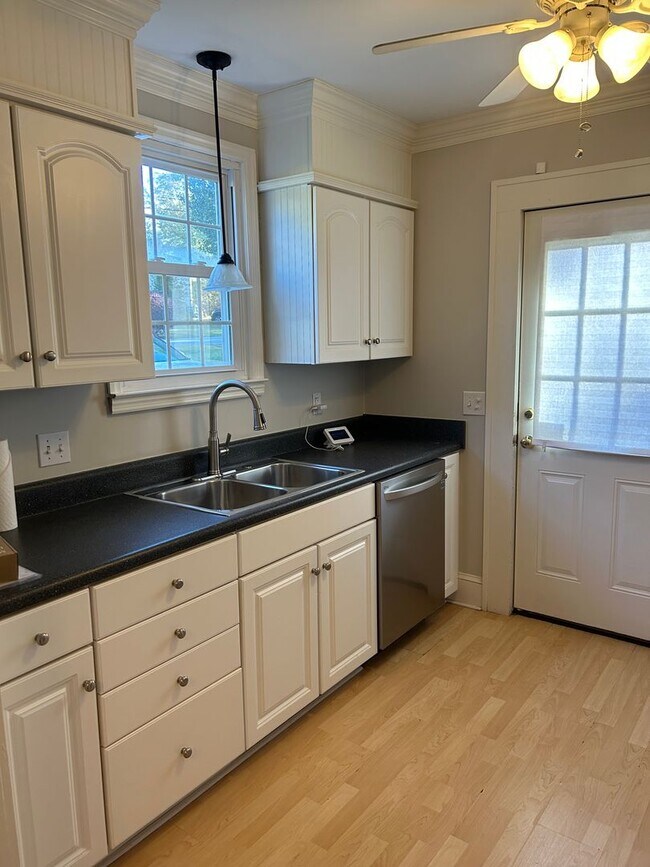 Foto del edificio - Greenville, 3BD/1BA, 1024+/-SF