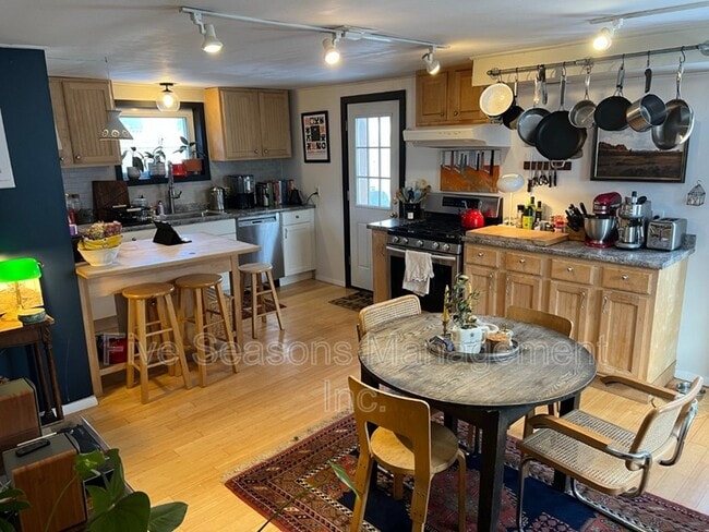 Building Photo - 285 1/2 Weaver Street