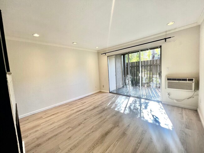 Building Photo - 2742 Oak Rd
