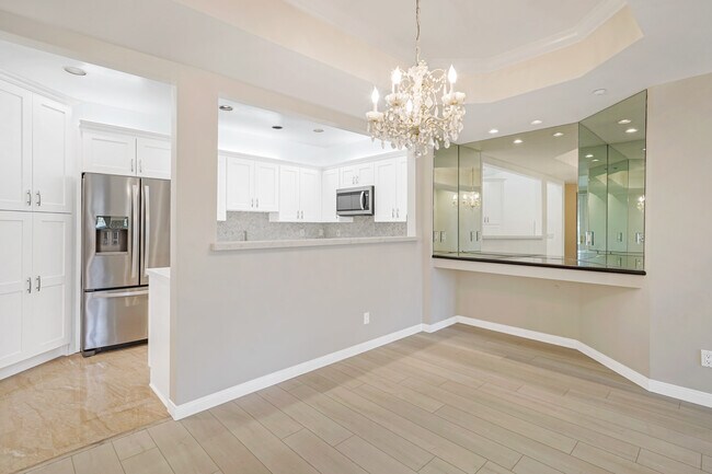 Building Photo - 121 N Almont Dr