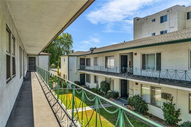 Foto del edificio - 5828 Whitsett Ave