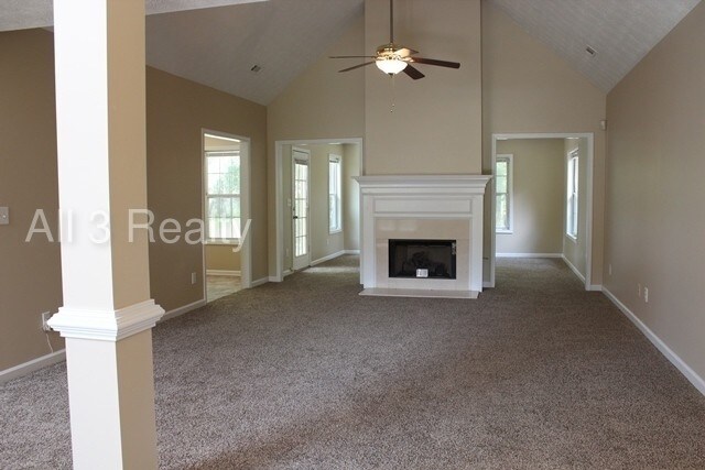Building Photo - Stunning 3 Bedroom/2.5 Bath with BONUS room!
