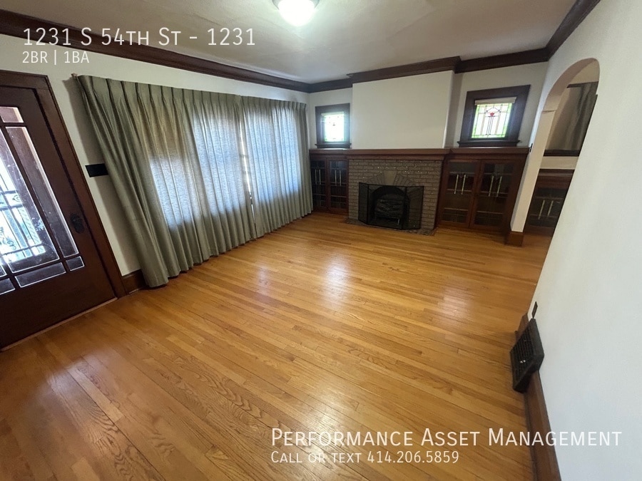Primary Photo - Glorious 2 bedroom in West Milwaukee