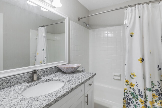 2BR, 2BA - 1,037SF - Full Bathroom - West Wind