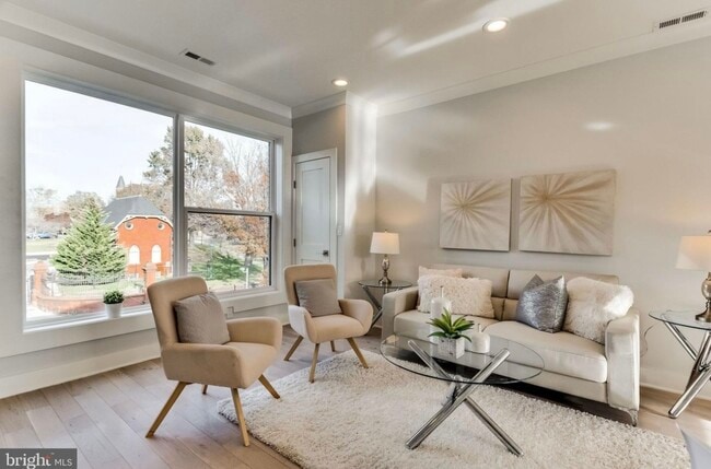 Living room - 631 Florida Ave NE