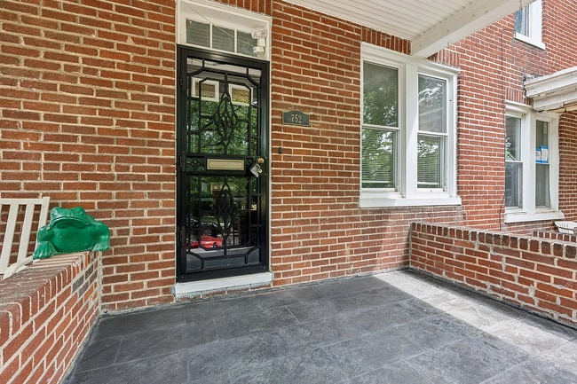 Building Photo - 752 Melville Ave
