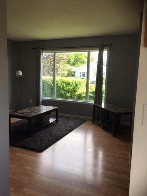 Photo du bâtiment - 4 Bed 2 Bath Unit in Olds, AB