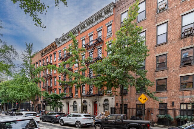 Building Photo - 450 W 46th St