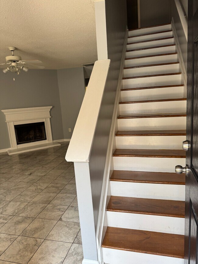 Foto del edificio - 7087 Ravenwood Ln