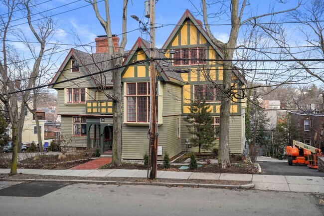 Foto del edificio - 165 Winthrop Rd