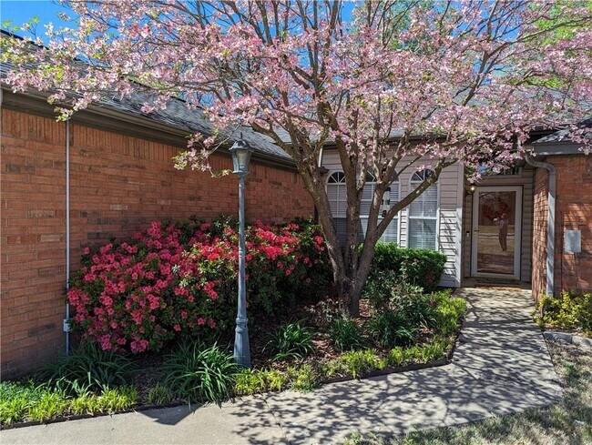 Building Photo - 470 Robin Hood Ct