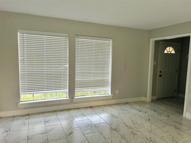 Foto del edificio - 23323 Dew Wood Ln