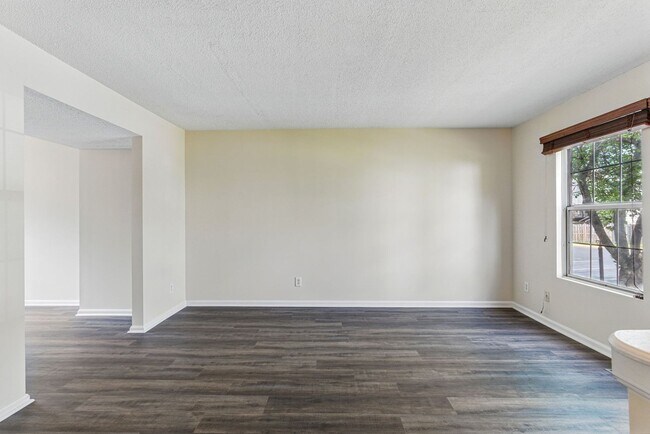 Foto del edificio - 505 Knollwood Ct