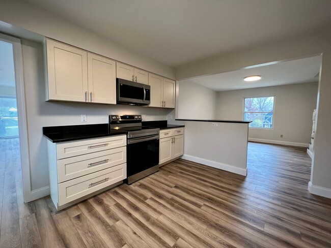 Building Photo - Beautifully Renovated Home!  5 Bedroom, 3 ...