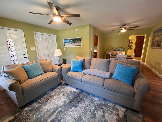 Building Photo - All Utilities Included in Furnished 2 Bedroom Duplex Available August 2026 Through May 2027!