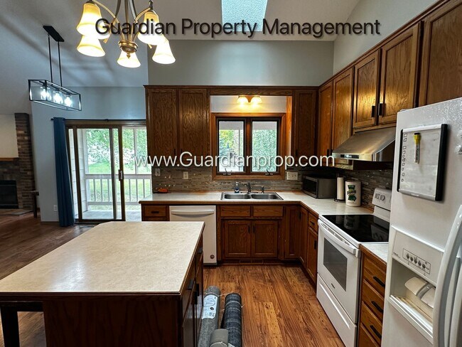 Building Photo - Maple Grove Single Family Home, 2 Car Gara...