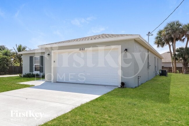 Building Photo - 1992 SW Sunglow St