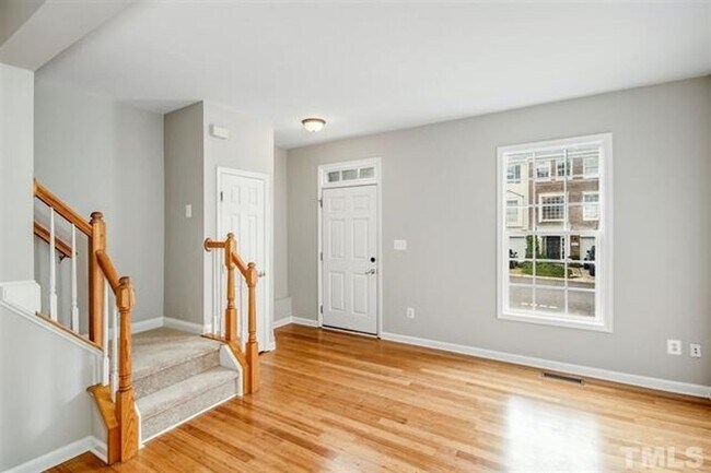Foto del edificio - Beautifully Updated Brick Townhome - 3 Beds, 3 1/2 Baths