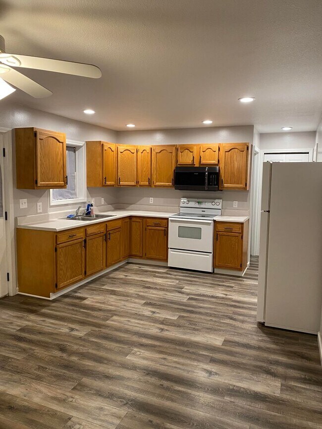 Building Photo - DELPHOS - BEAUTIFUL NEWLY REMODELED DUPLEX...