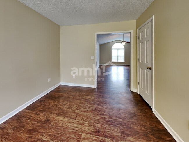 Foto del edificio - 301 Kingfisher Dr
