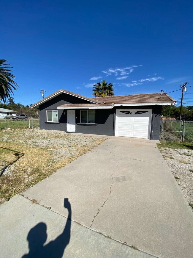 Foto del edificio - 2 Bedroom | 1 Bathroom | Single Family Home with Garage