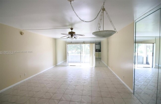 Foto del edificio - 6361 N Falls Cir Dr