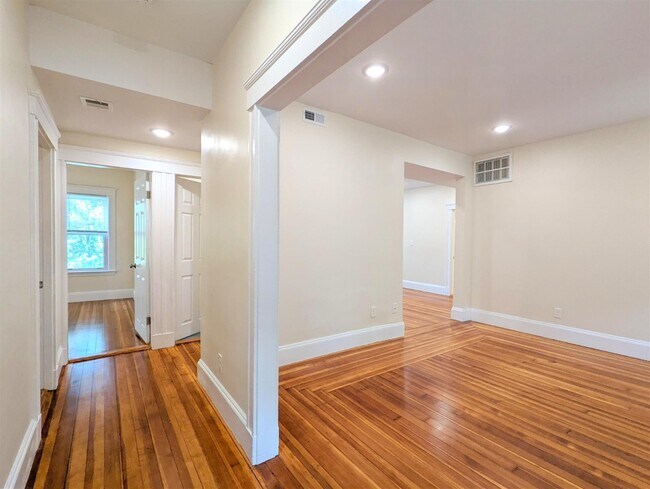 Foto del edificio - 8 Lowell Cir