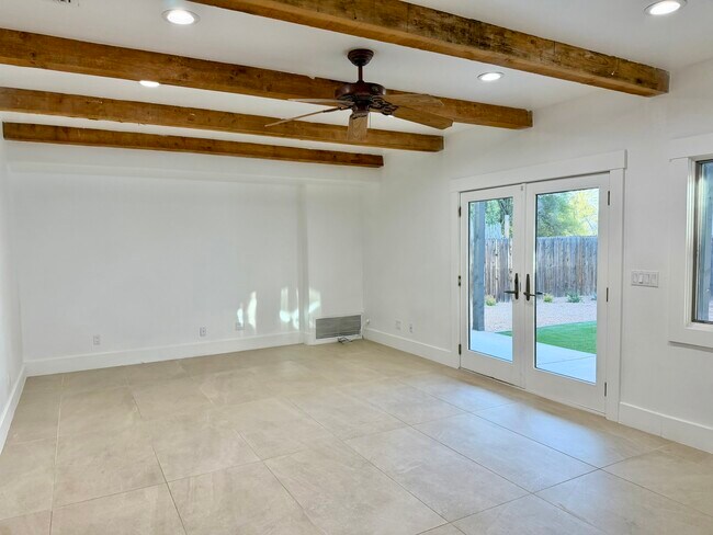 Habitación familiar - 2410 E 1st St