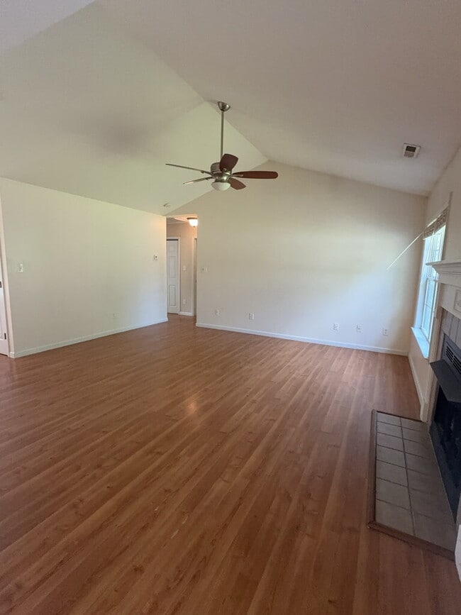 Building Photo - Charming 4 Bedroom, 2 Bath Home -303  Nina...