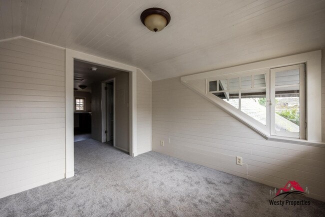 Building Photo - 2413 NE Multnomah St