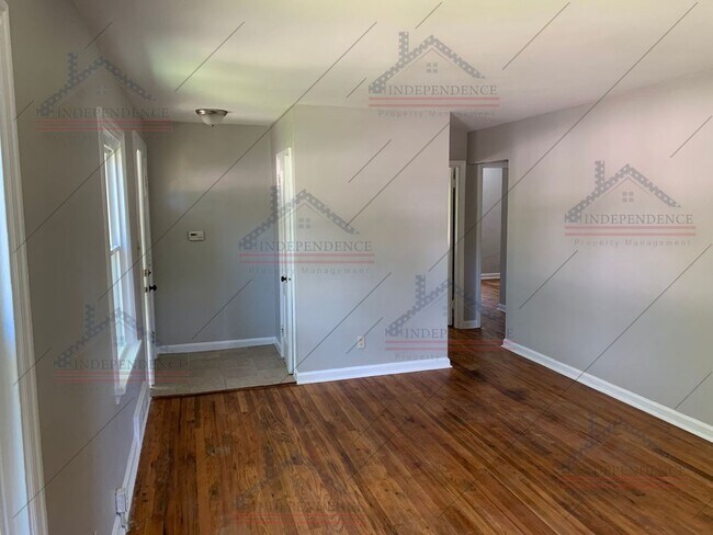 Building Photo - Everett Charm: New Year, New Home: 50% Off...