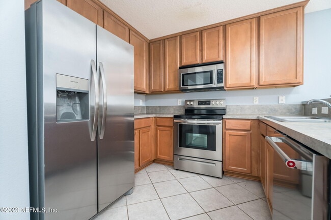 Building Photo - 822 Black Cherry Dr S