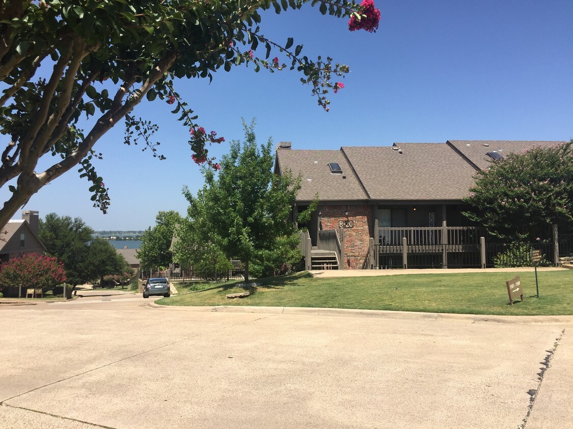 Well-located end unit - 1508 Signal Ridge Pl
