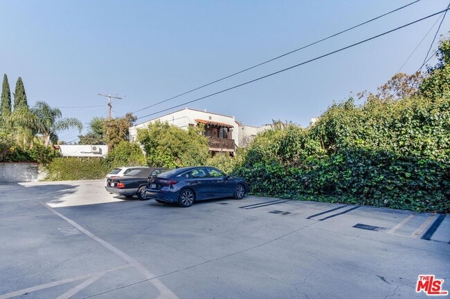 Building Photo - 802 N Sweetzer Ave